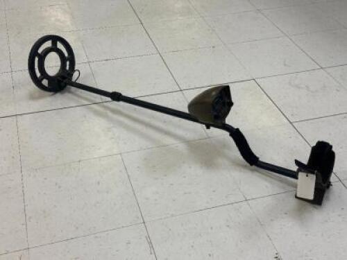 DESCRIPTION METAL DETECTOR BRAND / MODEL: RAIDER SIZE OPTICS COUNTER LOCATION ONE MONEY QTY 1
