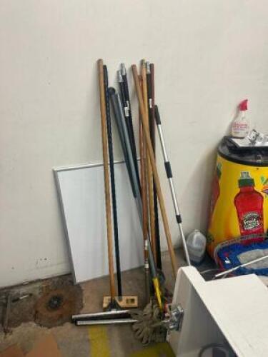 DESCRIPTION ASSORTED JANITORIAL SUPPLIES SIZE WORKSHOP LOCATION ONE MONEY QTY 1
