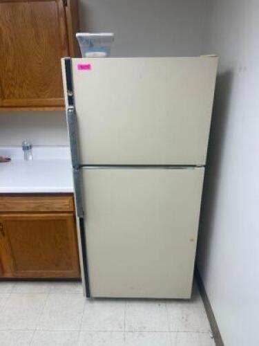 DESCRIPTION RESIDENTIAL FRIDGE BRAND / MODEL: KENMORE ADDITIONAL INFORMATION WORKING CONDITION SIZE WORKSHOP LOCATION ONE MONEY QTY 1