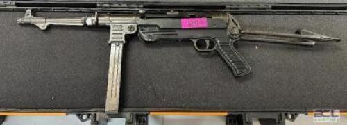DESCRIPTION NON FRING REPLICA MP40 SUBMACHINE GUN - HISTORICAL REPLICA DISPLAY PIECE ONLY, DOES NOT FUNCTION OR FIRE. LOCATION GUN COUNTER QTY 1