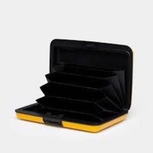 DESCRIPTION: (1) CASE OF APPROX (50) METAL WALLETS BRAND/MODEL: ARMORED WALLET INFORMATION: MANY DESIGNS QTY: 1