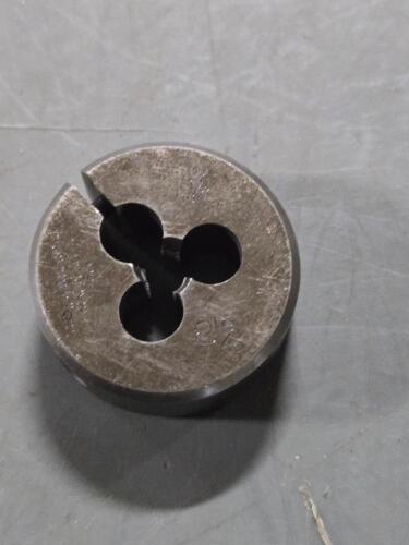 DESCRIPTION: (1) HSS ROUND DIE BRAND/MODEL: MADE IN USA 03692332 SIZE: #10-32 RETAIL$: 86.54 QTY: 1