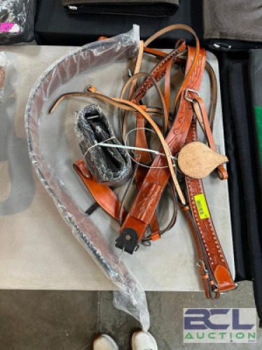 ASSORTED SADDLE ACCESSORIES AND TACK SET PARTS