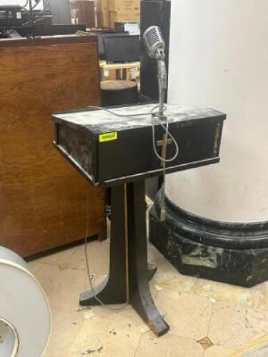 VINTAGE PODIUM WITH MIC