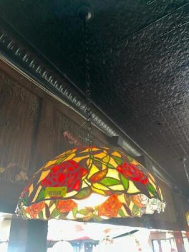 STAINED GLASS TIFFANY STYLE PENDANT LAMP WITH FLORAL MOTIF