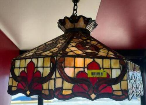 STAINED GLASS TIFFANY STYLE PENDANT LAMP.