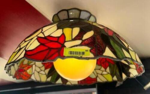 STAINED GLASS TIFFANY LAMP WITH FLORAL MOTIF