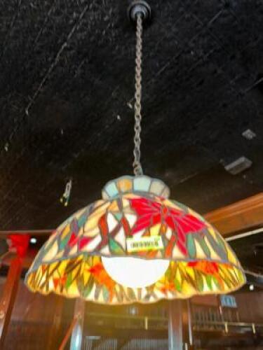 STAINED GLASS TIFFANY STYLE PENDANT LAMP.