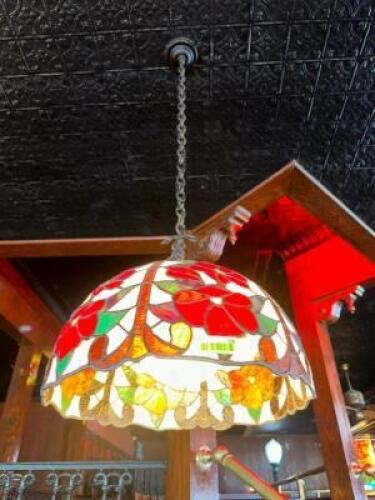 STAINED GLASS TIFFANY STYLE PENDANT LAMP.
