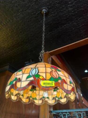 STAINED GLASS TIFFANY STYLE PENDANT LAMP.