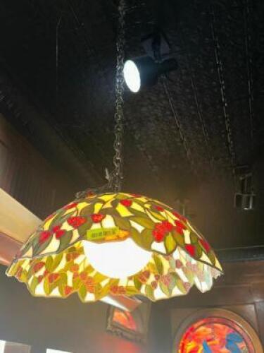 STAINED GLASS TIFFANY STYLE PENDANT LAMP.
