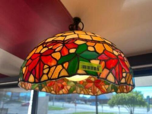 STAINED GLASS TIFFANY STYLE PENDANT LAMP.