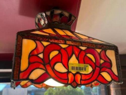 STAINED GLASS TIFFANY STYLE PENDANT LAMP.