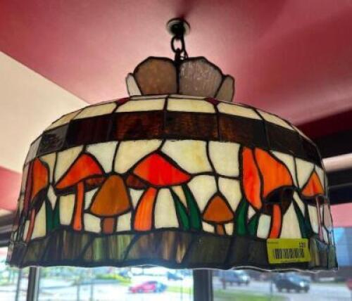 STAINED GLASS TIFFANY STYLE PENDANT LAMP.