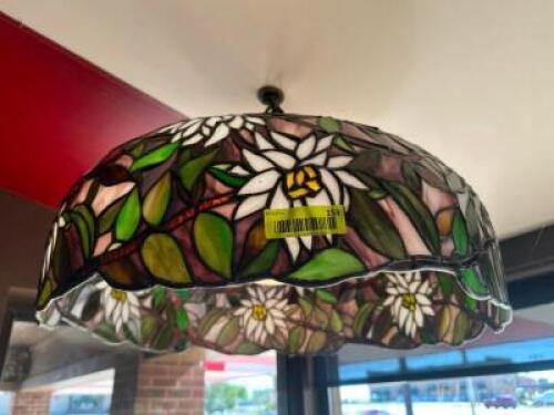STAINED GLASS TIFFANY STYLE PENDANT LAMP.