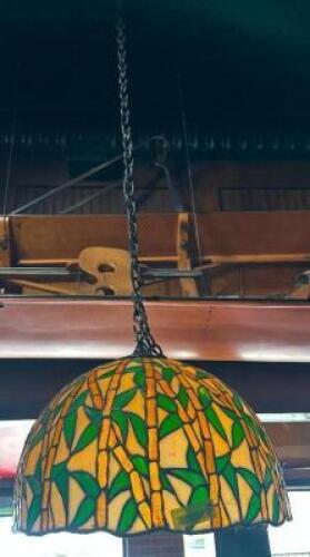 TIFFANY STYLE PENDANT LIGHT FIXTURE.