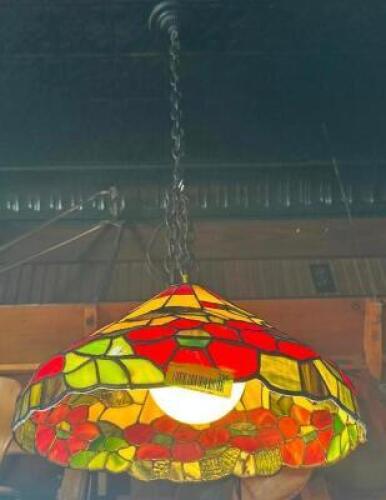 TIFFANY STYLE PENDANT LIGHT FIXTURE.