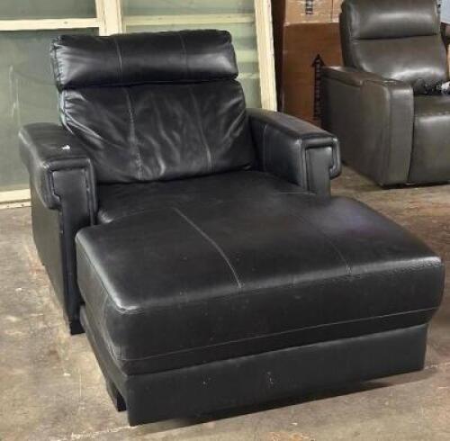 BLACK LEATHER LOUNGE CHAIR
