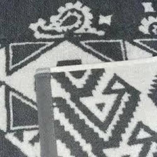 DESCRIPTION: (1) MACHINE WASHABLE AREA RUG BRAND/MODEL: GARVEE INFORMATION: GRAY AND WHITE SIZE: 5' X 7' RETAIL$: $61.99 EA QTY: 1