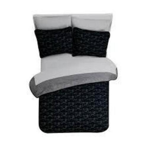 DESCRIPTION: (2) QUILT SETS WITH SHEETS BRAND/MODEL: YOUR ZONE INFORMATION: 1 - BLACK, 1 - PINK, 5 PIECES SIZE: TWIN RETAIL$: $41.83 EA QTY: 2