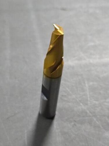 DESCRIPTION: (1) HSS SQ END MILL BRAND/MODEL: HERTEL 41119736 SIZE: 5/16"X 9/16"X 3/8" QTY: 1