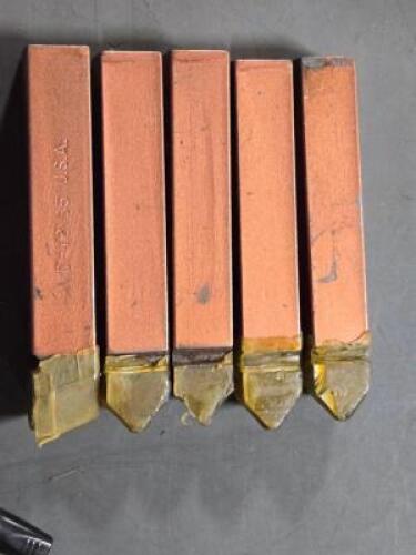 DESCRIPTION: (5) CARBIDE TIPPED SINGLE POINT TOOL BIT BRAND/MODEL: MADE IN USA 72665482 SIZE: 3/4" RETAIL$: 129.7 QTY: 5