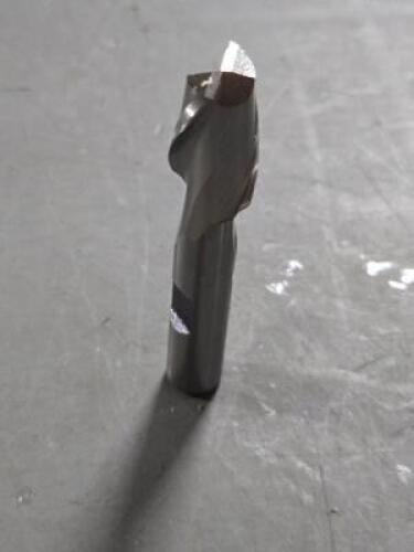 DESCRIPTION: (1) COBALT SQ END MILL BRAND/MODEL: HERTEL 84510657 SIZE: 1/2" X 13/16' x 3/8" RETAIL$: 26.16 QTY: 1