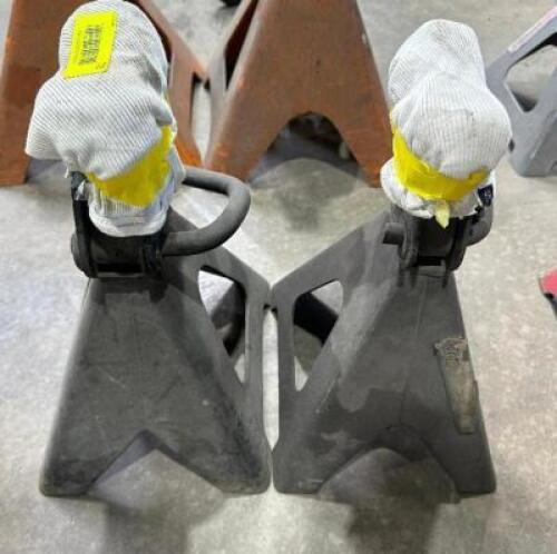 (1) SET OF JACK STANDS