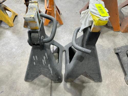 (1) SET OF JACK STANDS