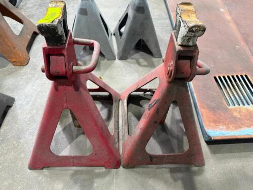 (1) SET OF HEAVY DUTY JACK STANDS