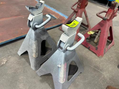 (1) SET OF JACK STANDS