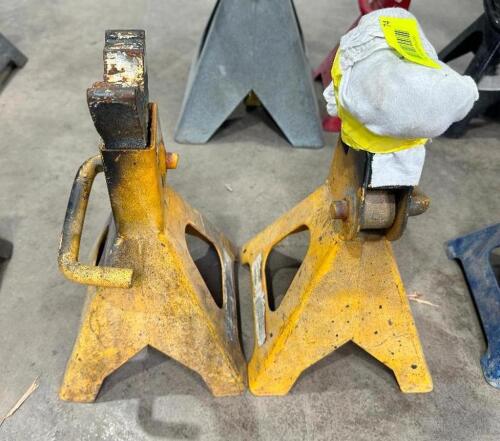 (1) SET OF JACK STANDS