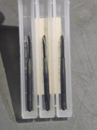 DESCRIPTION: (3) HSS PLUG TAPS BRAND/MODEL: KENNAMETAL 73790495 SIZE: #4 40 UNC RETAIL$: 82.62 QTY: 3