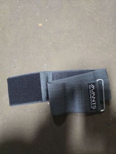DESCRIPTION: (1) BOX OF APPROX (35) ADJUSTABLE BAND BRAND/MODEL: MOMENTOUS #TALL LTMD GREY SIZE: 4" RETAIL$: $99.99 EA QTY: 1