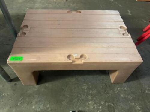 25" X 18" HEAVY DUTY BROWN PLASTIC DUNNAGE RACK