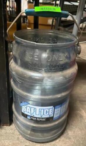 ICE BUCKET W/ METAL SCOOP.