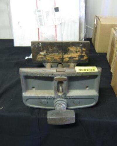 TABLE MOUNTED VICE