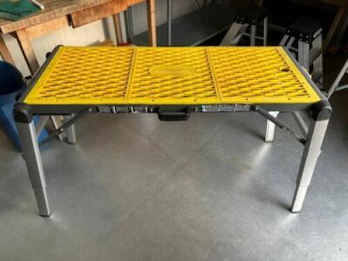 ADJUSTABLE WORK PLATFORM / BENCH WITH ELECTRIC PLUGS