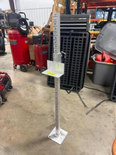 TELESCOPING LEVELING POLE