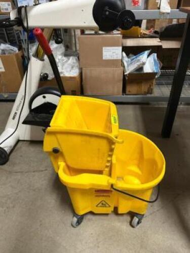 MOP BUCKET AND WRINGER