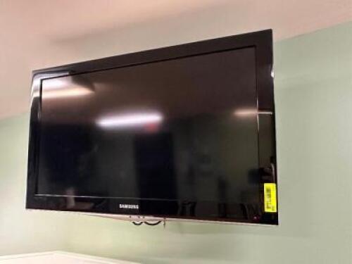 SAMSUNG 32: LCD TV W/ ADJUSTABLE WALL MOUNT