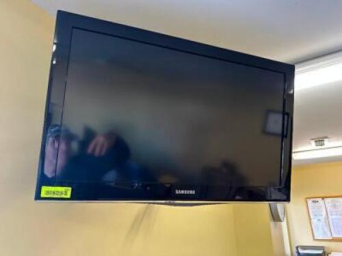 SAMSUNG 32: LCD TV W/ ADJUSTABLE WALL MOUNT