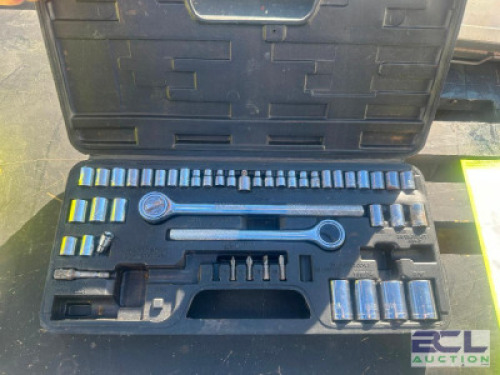 LARGE SOCKET SET W/ CASE.