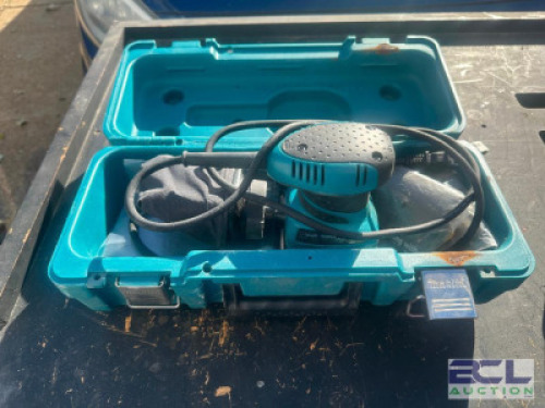 MAKITA FINISH SANDER W/ CASE.