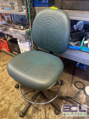 HEAVY DUTY BLUE PADDED SHOP CHAIR.