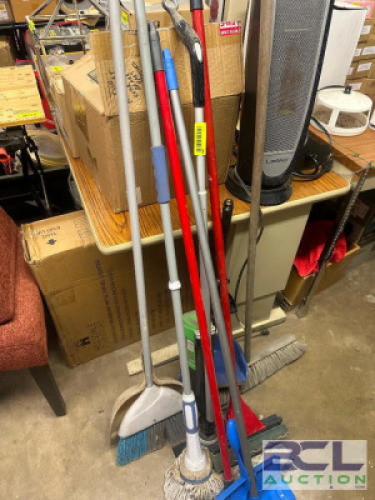 (1) LOT OF LONG HANDLE CLEANING SUPPLIES.