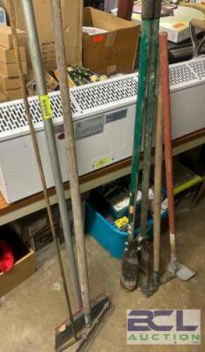 (1) LOT OF MISC LONG HANDLE TOOLING AND POST HOLE DIGGER.