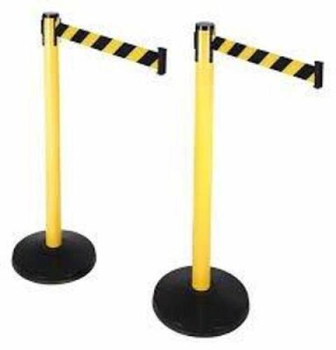 DESCRIPTION: (1) SET OF (2) BARRIER POST WITH BELT BRAND/MODEL: RETRACTA BELT PRIME #40CL70 SIZE: 40 1/2 IN POST HT, 10 FT BELT LG RETAIL$: $255.06 EA