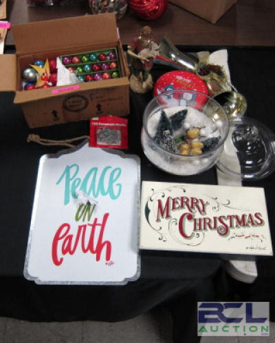 LARGE GROUP OF ASSORTED HOLIDAY DECORATIONS AND TABLE DRESSINGS