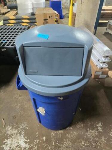DESCRIPTION: (1) COMMERCIAL BRUTE TRASH CAN LID WITH TRASH CAN BRAND/MODEL: RUBBERMAID #48XM35 INFORMATION: GRAY, WITH PUSH IN LID, ONLY THE LID, BLUE